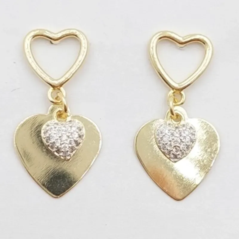 Brinco coração vazado com pendente coração liso